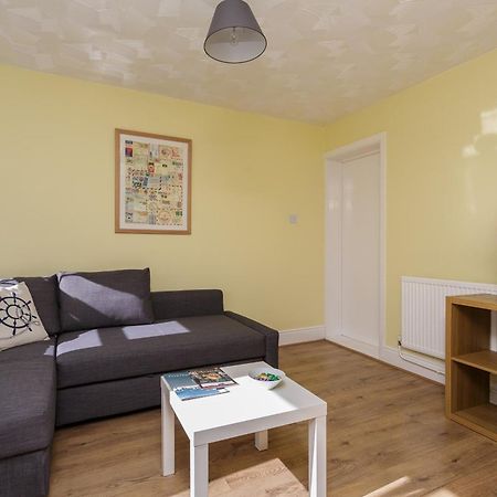 Stopover At Lowcay Apartment D With Allocated Parking Portsmouth Room photo